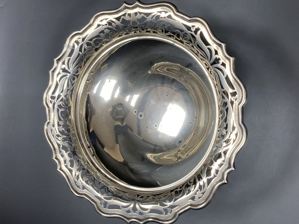 A George V silver circular fruit bowl with pierced border, Goldsmiths & Silversmiths Co Ltd, London, 1914, 27.7cm, 30oz.